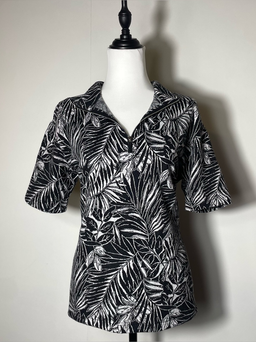 Weekends By Chico’s Black White Palm Print Quarter Zip Collared Short Sleeve Top